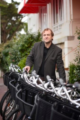Didier van Cauwelaert choisit un vélo en sortant de l'hôtel Royal Thalasso Barrière